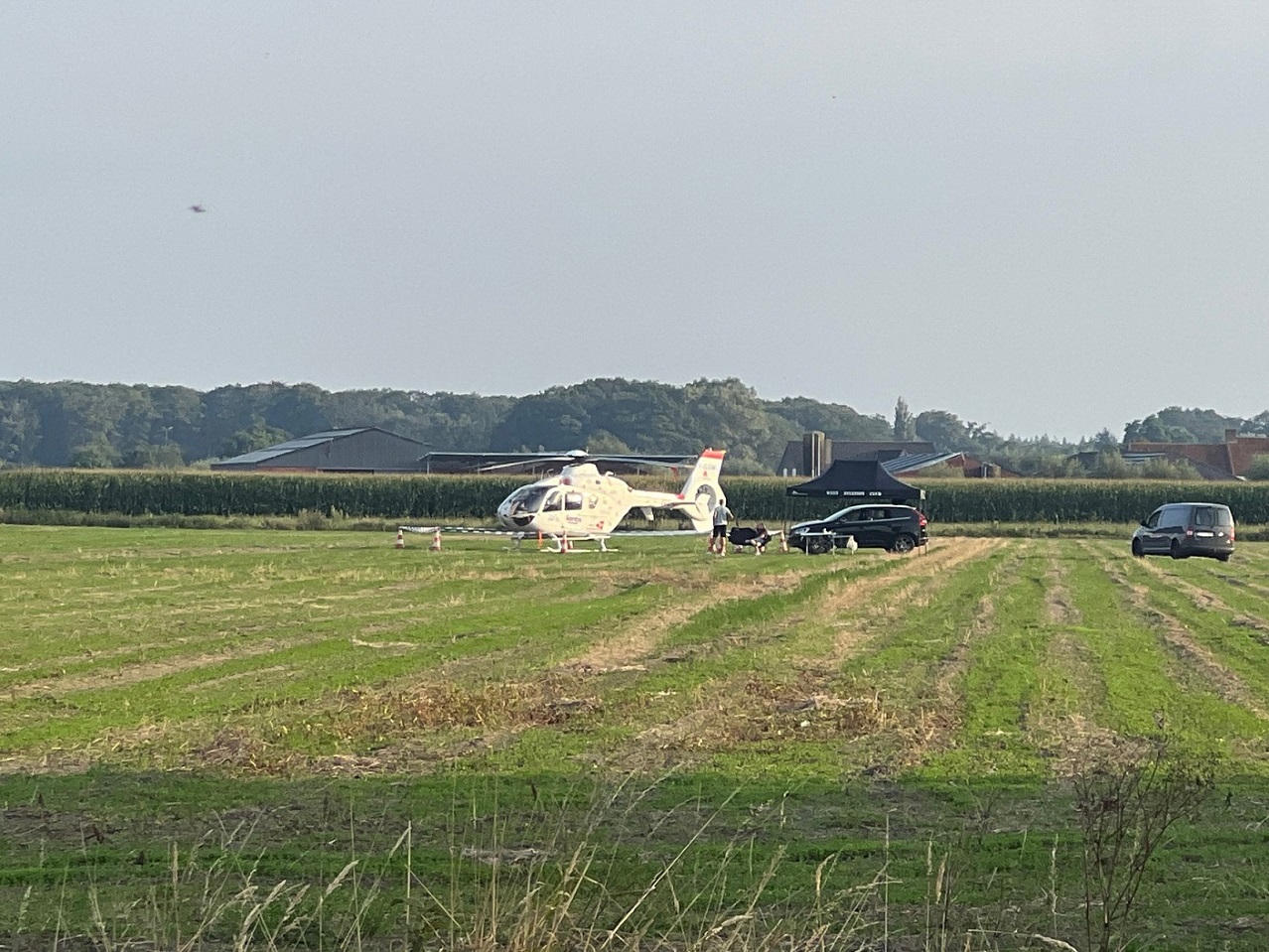 MUG-helikopter maakt noodlanding in veld in Sint-Kruis