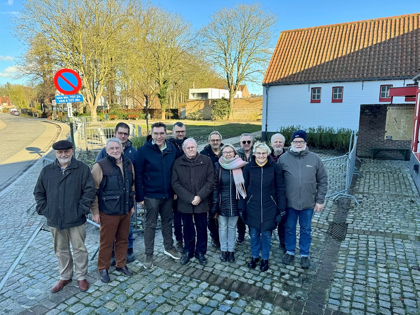 Opgefriste omgeving voor heemkundig documentatiecentrum De Zorge in Sint-Kruis