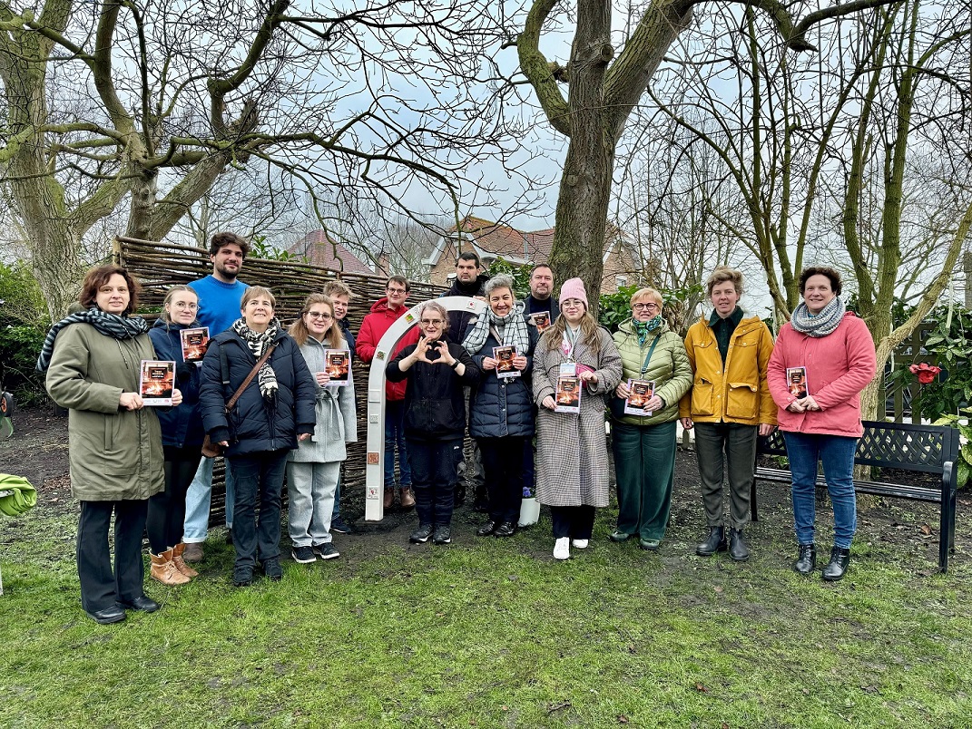 Inhuldiging kunstwerk op de troostplaats in Sint-Kruis